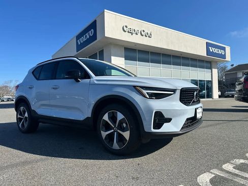 Used 2026 Volvo XC40 B5 Plus AWD/4WD image 2
