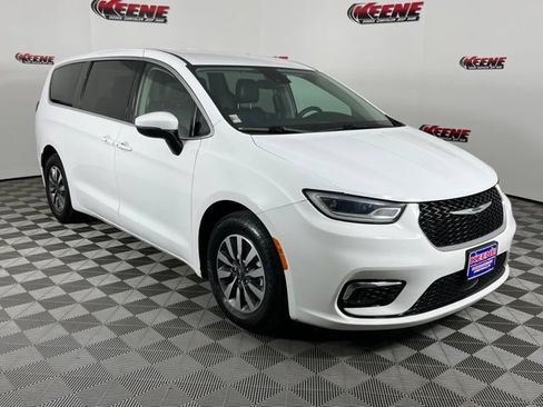 Used 2023 Chrysler Pacifica Touring-L FWD image 2