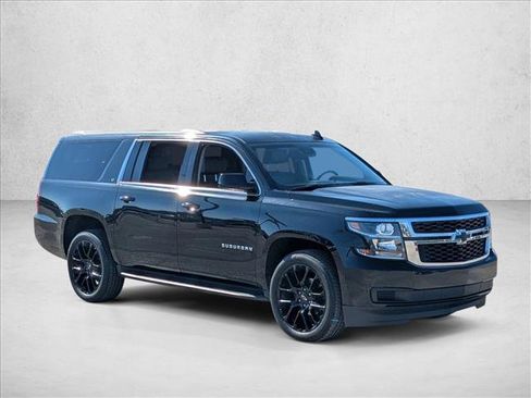 Used 2018 Chevrolet Suburban LT image 3