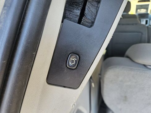 Used 2009 Chrysler Town & Country Touring FWD image 21