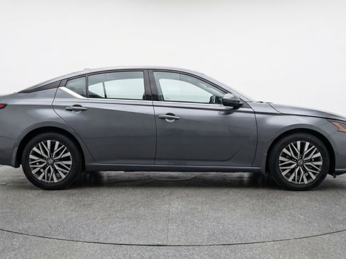 Used 2025 Nissan Altima 2.5 SV FWD image 11