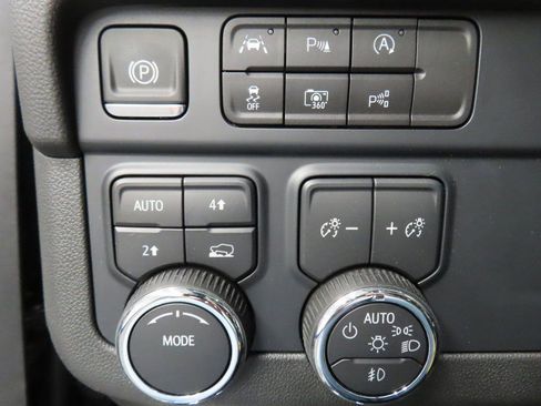 Used 2025 Chevrolet Suburban Premier image 57