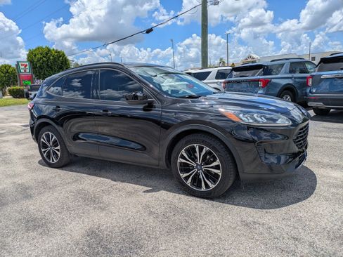 Used 2022 Ford Escape SE w/ SE Sport Appearance Package FWD image 2