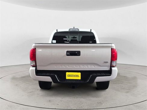 Used 2017 Toyota Tacoma TRD Sport image 4