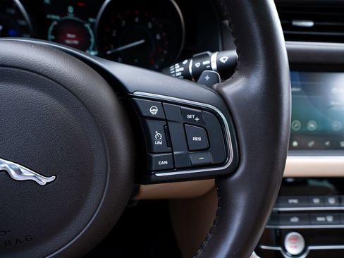 Used 2020 Jaguar XF Premium RWD image 33