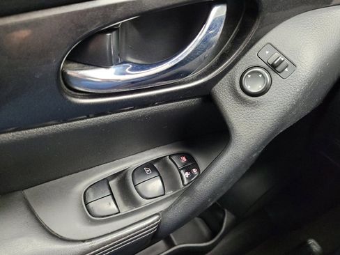 Used 2017 Nissan Rogue S AWD/4WD image 27