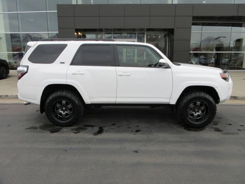 Used 2018 Toyota 4Runner SR5 image 12