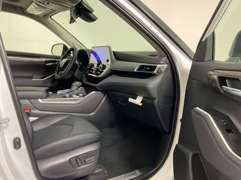 New 2026 Toyota Highlander Platinum image 25