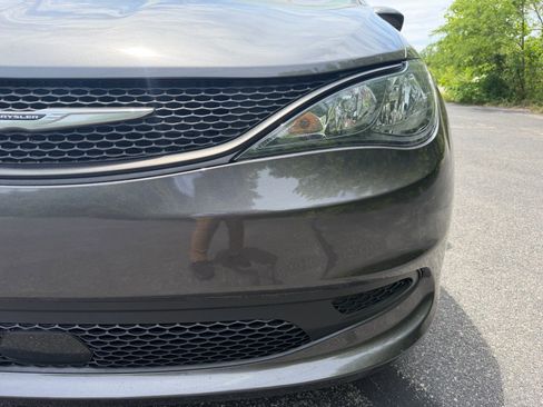 Used 2023 Chrysler Voyager LX FWD image 18