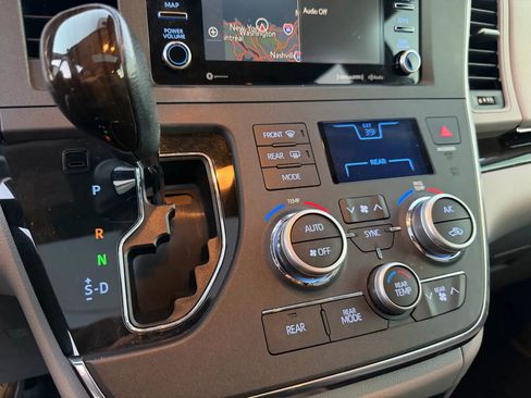 Used 2019 Toyota Sienna XLE image 29