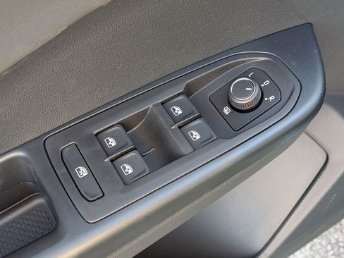 New 2026 Volkswagen Taos SE image 13