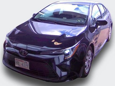 Used 2025 Toyota Corolla LE FWD image 2