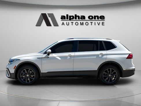Used 2022 Volkswagen Tiguan SE w/ Panoramic Sunroof Package FWD image 8