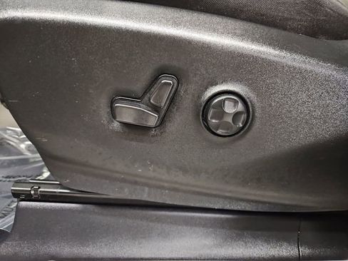 Used 2023 Chrysler Pacifica Touring-L image 24