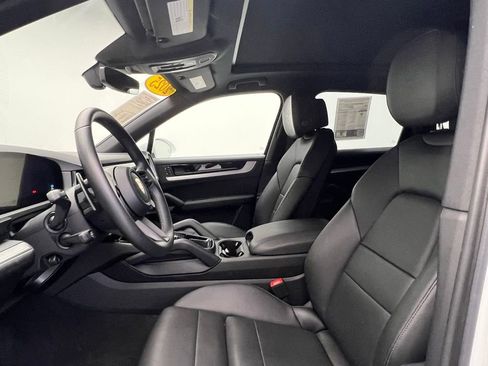 Used 2025 Porsche Cayenne AWD/4WD image 5
