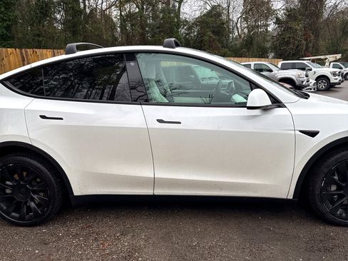 Used 2021 Tesla Model Y Long Range image 17