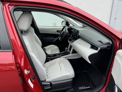 Used 2022 Toyota Corolla Cross LE w/ Moonroof Package AWD/4WD image 12