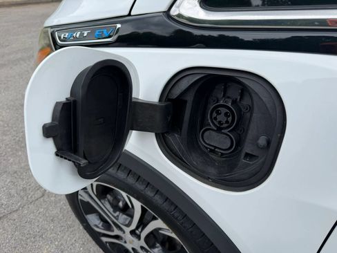 Used 2018 Chevrolet Bolt Premier w/ Driver Confidence II Package FWD image 12