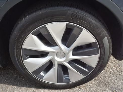 Used 2022 Tesla Model Y Long Range AWD/4WD image 45