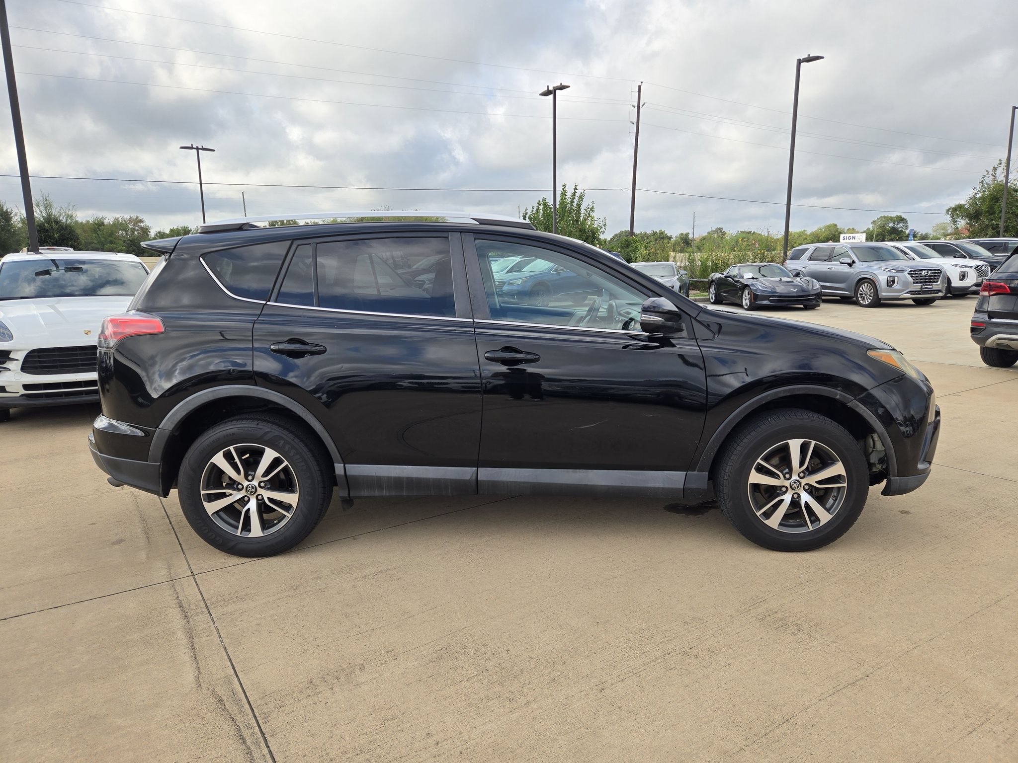 Used 2016 Toyota RAV4 XLE FWD image 5