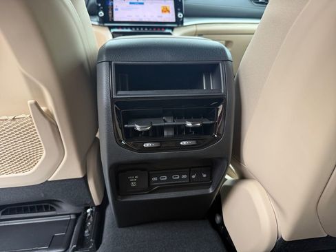 New 2026 Jeep Grand Cherokee Limited w/ Luxury Tech Group II RWD image 27