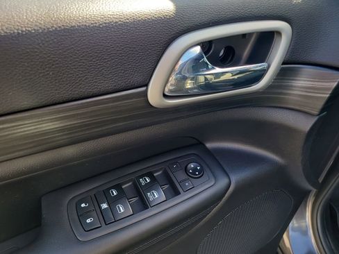 Used 2019 Jeep Grand Cherokee Laredo w/ 18" Wheel & 8.4" Radio Group image 14