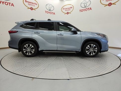 Certified 2023 Toyota Highlander XLE image 3