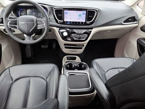 Used 2024 Chrysler Pacifica Limited FWD image 12