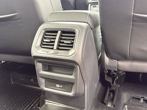 Used 2022 Volkswagen Taos SE image 28