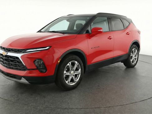 Used 2025 Chevrolet Blazer LT image 3