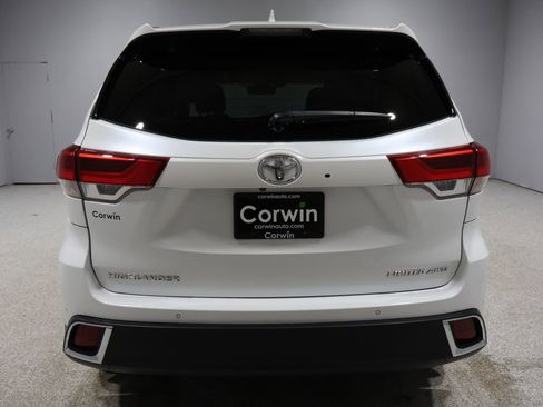 Used 2017 Toyota Highlander Limited Platinum image 3