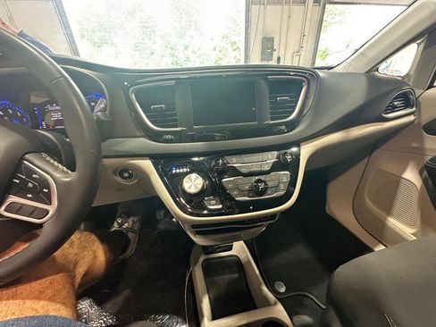 Used 2023 Chrysler Voyager LX FWD image 29