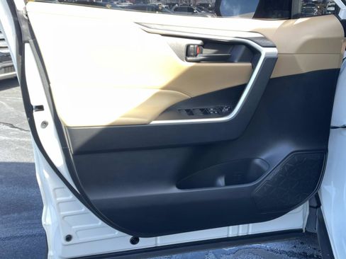 Used 2021 Toyota RAV4 LE FWD image 15