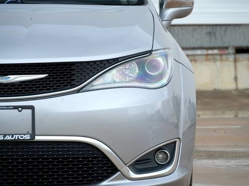 Used 2018 Chrysler Pacifica Limited FWD image 21