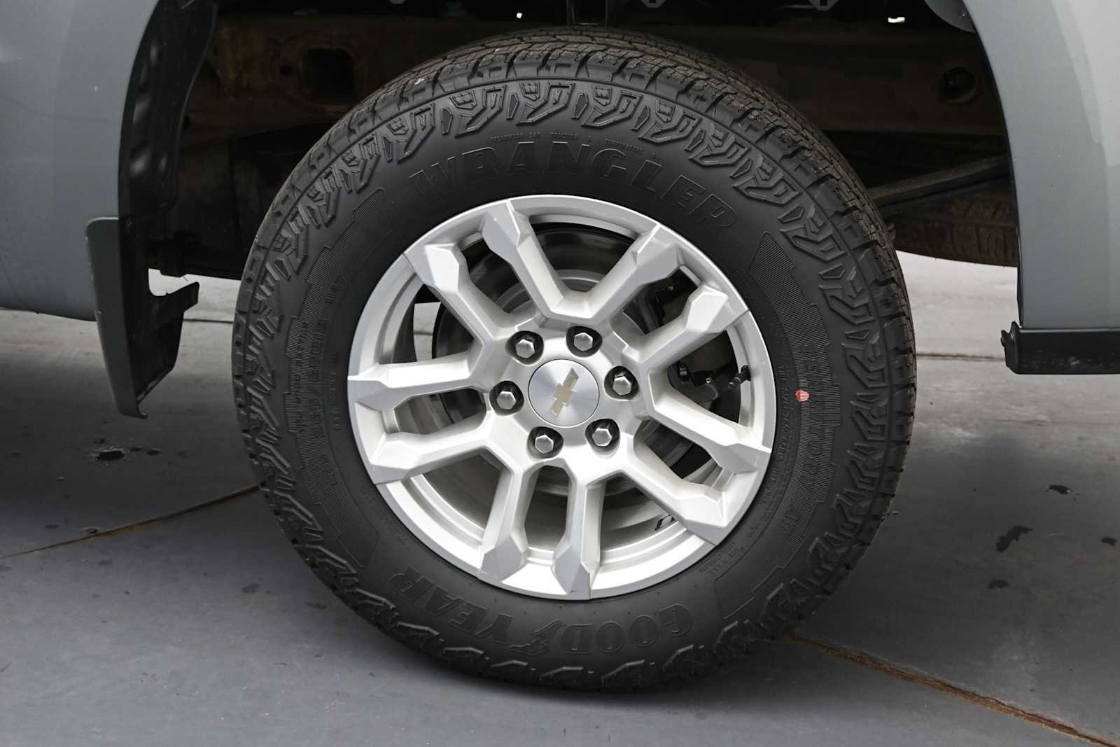 Used 2024 Chevrolet Silverado 1500 LT AWD/4WD image 5