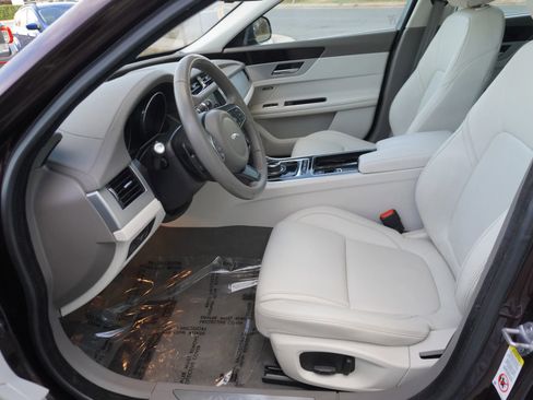 Used 2017 Jaguar XF Premium image 9