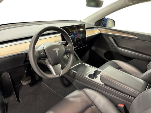 Certified 2023 Tesla Model Y Long Range AWD/4WD image 9