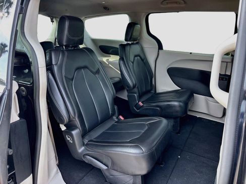Used 2023 Chrysler Pacifica Touring-L FWD image 27