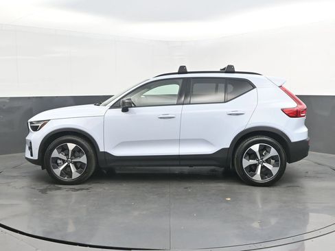 Certified 2025 Volvo XC40 B5 Plus AWD/4WD image 2