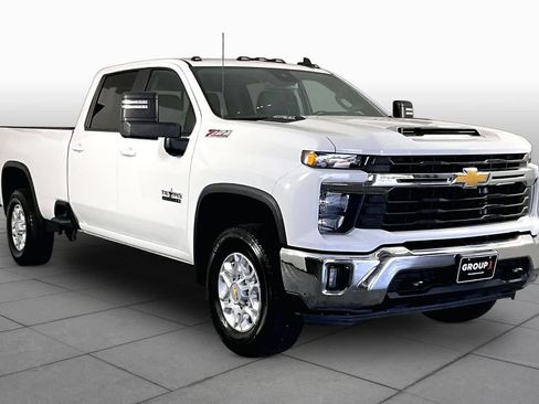 Used 2024 Chevrolet Silverado 2500 LT w/ Texas Edition AWD/4WD image 3