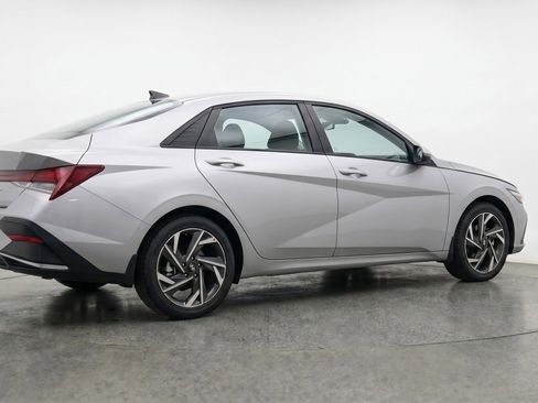 Used 2025 Hyundai Elantra SEL FWD image 9