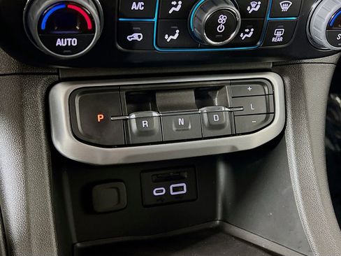 Used 2023 GMC Acadia SLT w/ Technology Package image 17