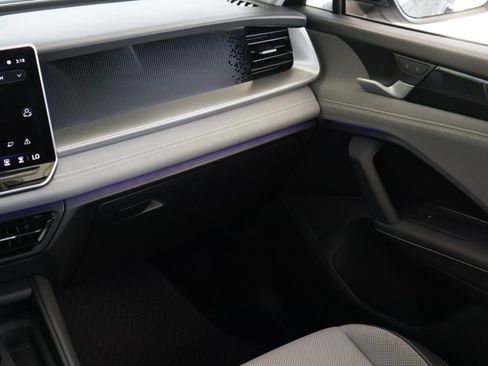Certified 2025 Volkswagen Tiguan SE FWD image 25