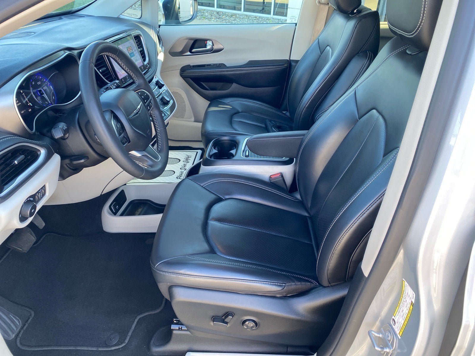 Used 2023 Chrysler Pacifica Touring-L FWD image 9