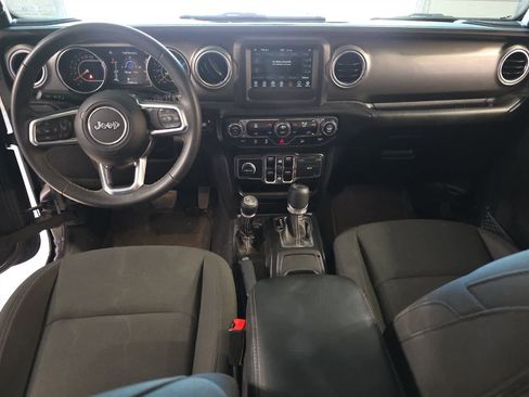 Used 2019 Jeep Wrangler Unlimited Sahara AWD/4WD image 4