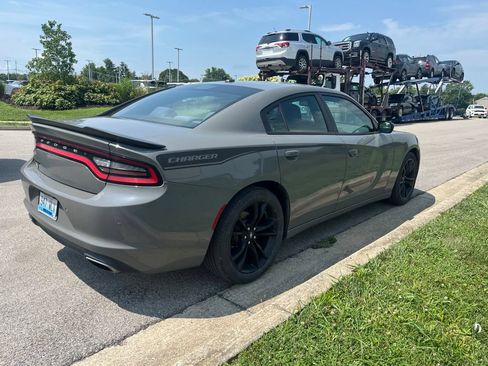 Used 2017 Dodge Charger SE w/ Power Sunroof Group RWD image 3