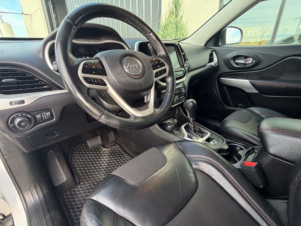 Used 2017 Jeep Cherokee Trailhawk AWD/4WD image 9