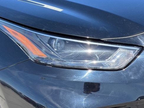 Used 2024 Toyota Highlander LE AWD/4WD image 9