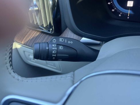 Used 2022 Volvo XC60 B5 Momentum w/ Advanced Package image 13