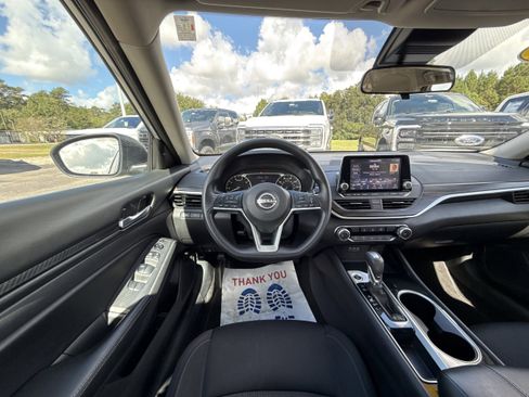 Used 2024 Nissan Altima 2.5 SV image 12